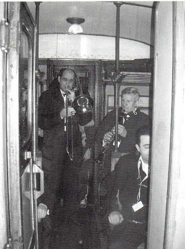 Orchestrali della Chiti suonano sul treno Settantesimo della Direttissima Firenze Bologna 2004